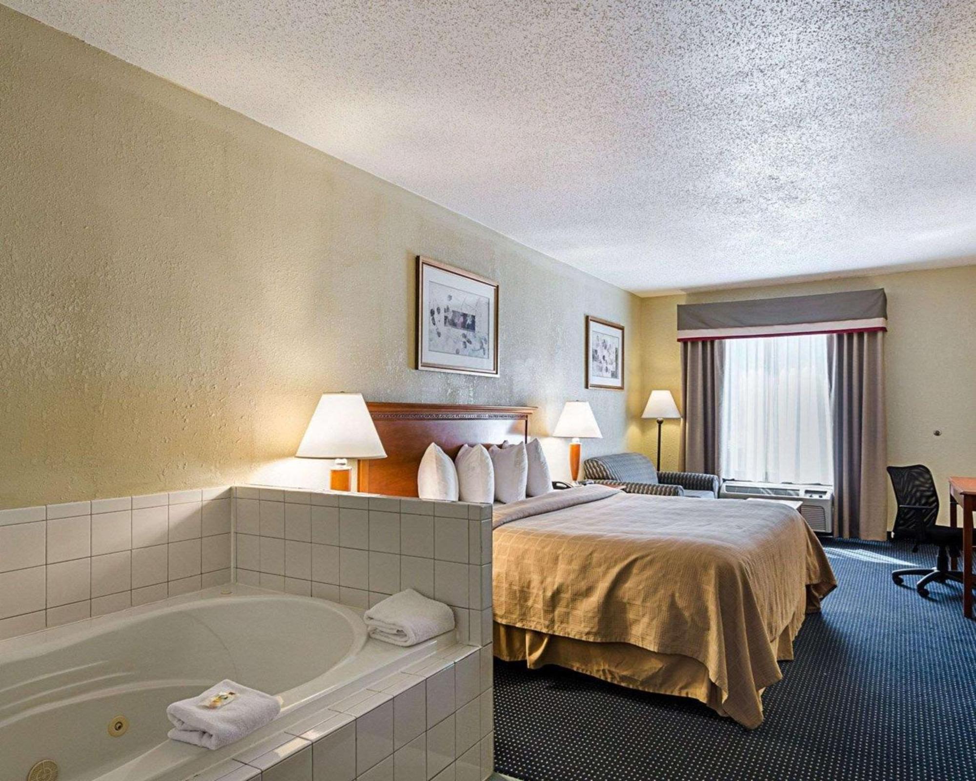 Quality Inn Troutville - Roanoke North Bagian luar foto