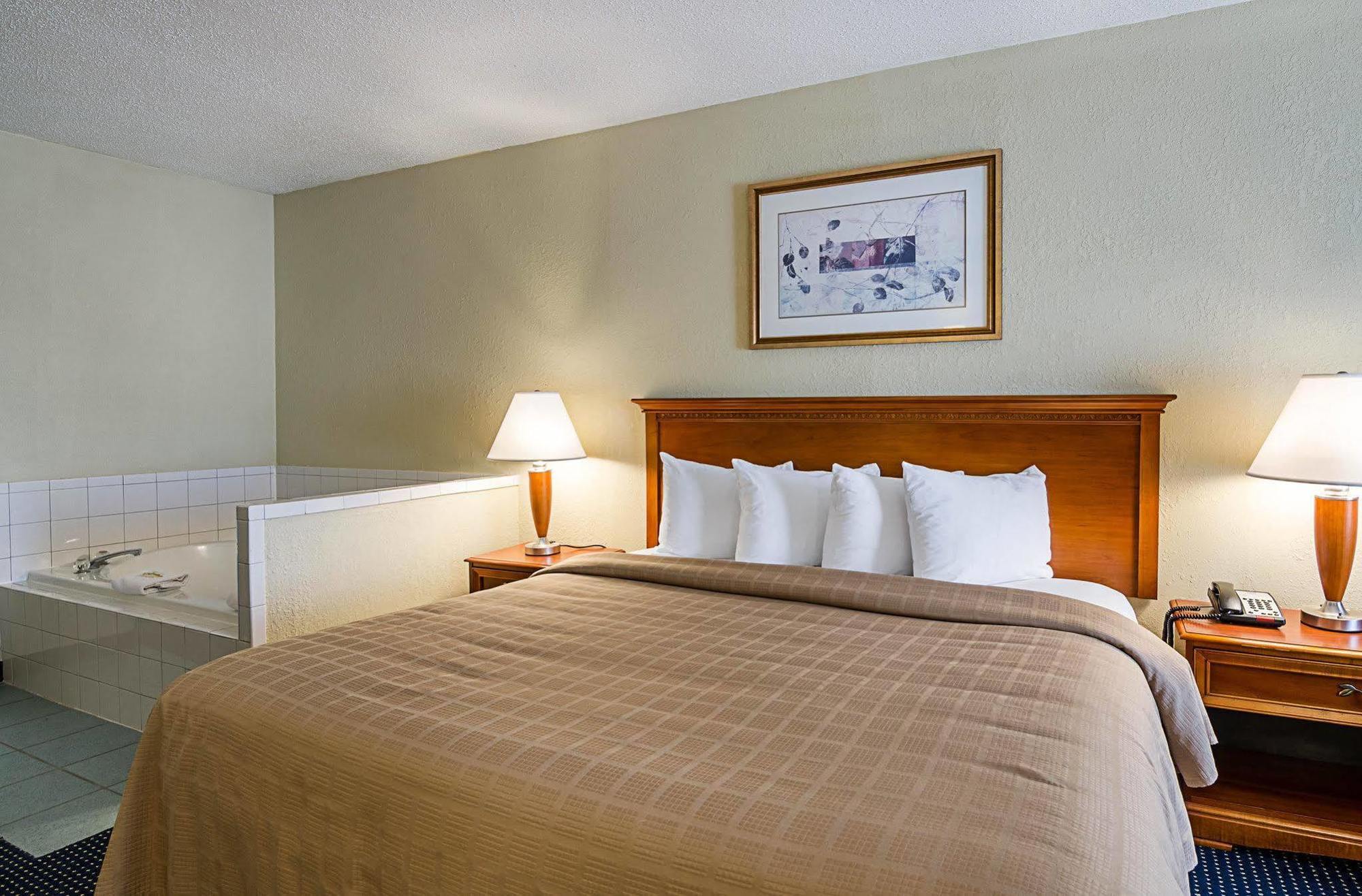 Quality Inn Troutville - Roanoke North Bagian luar foto